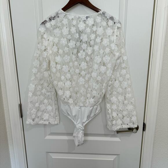 Lulus Blossom On Over White Lace Faux Wrap Bodysuit NWT Women’s M Long Sleeves - Picture 3 of 13